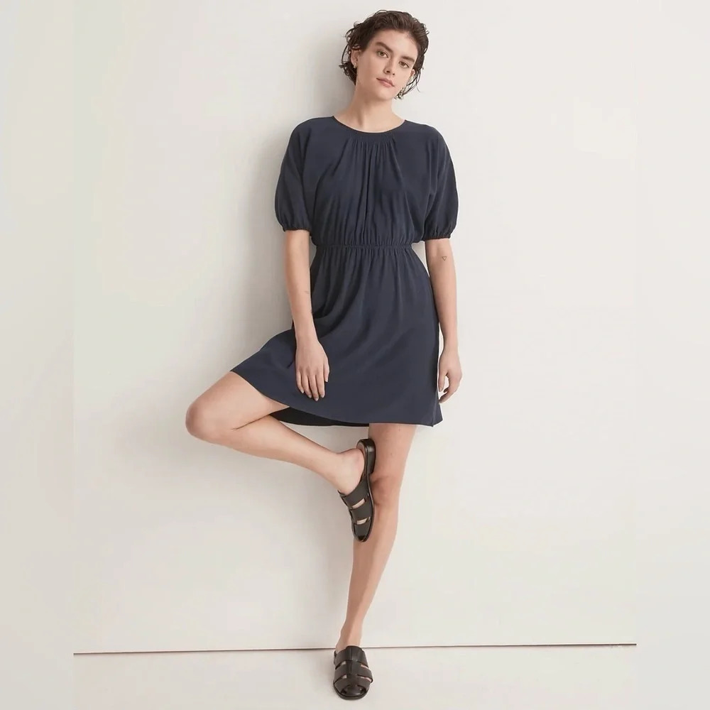 Madewell Cutout-Back Mini Dress
Size xs
Pit to pit 20”